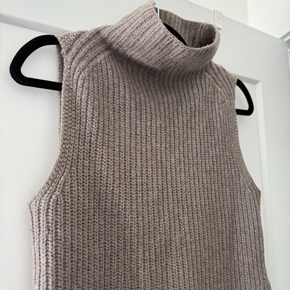 Aritzia Wilfred taupe mocha Durandal sleeveless turtleneck top - size XS - Picture 6 of 6